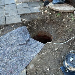 Freigelegtes Abflussrohr bei Reparaturarbeiten