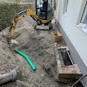 Rohrsanierung in München mit freigelegtem Rohrsystem