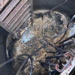 Schmutz und Ablagerungen vor der Rohrreinigung